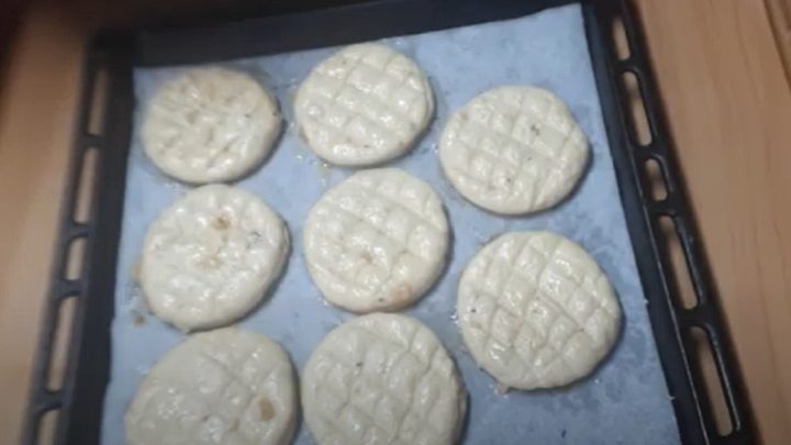 Škvarkové placky z kynutého těsta