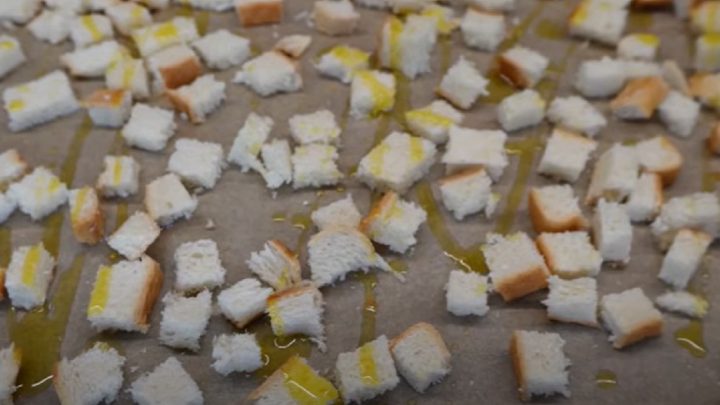 Rychlá špenátová polévka s pečenými krutony