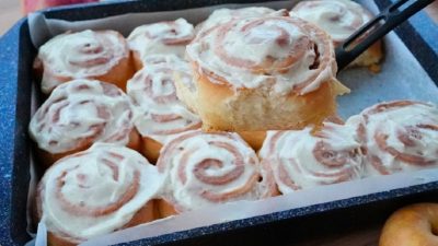 Skořicové šneky s jablky a krémem