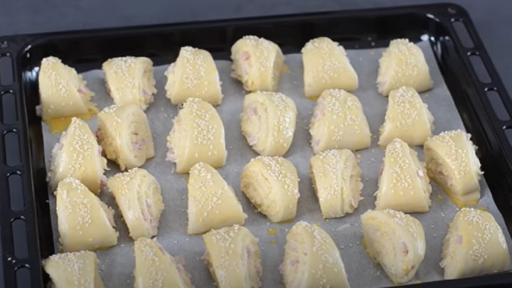 Trojúhelníčky se šunkou a sezamem