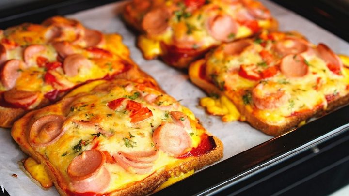 Zapečené tousty v troubě s klobásou Zapečené tousty v troubě s klobásou