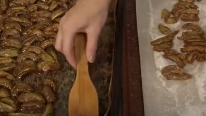 Jablka v karamelu s mletou skořicí