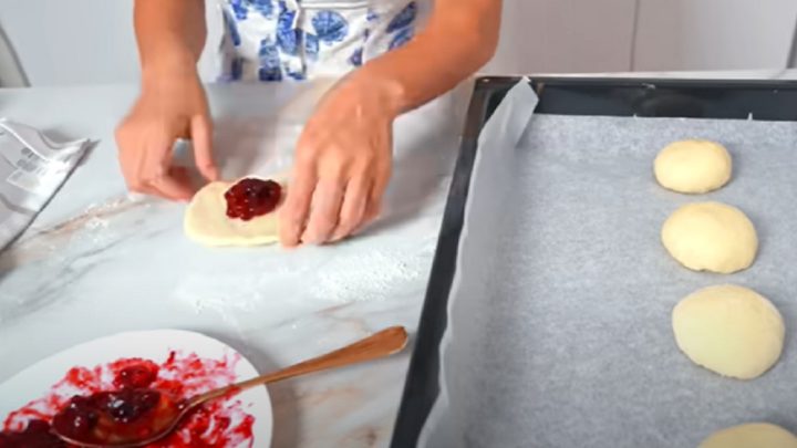 Kynuté buchty plněné ovocem s drobenkou