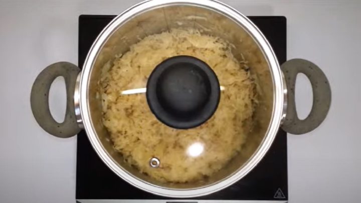 Halušky se zelím, uzeným a petrželkou