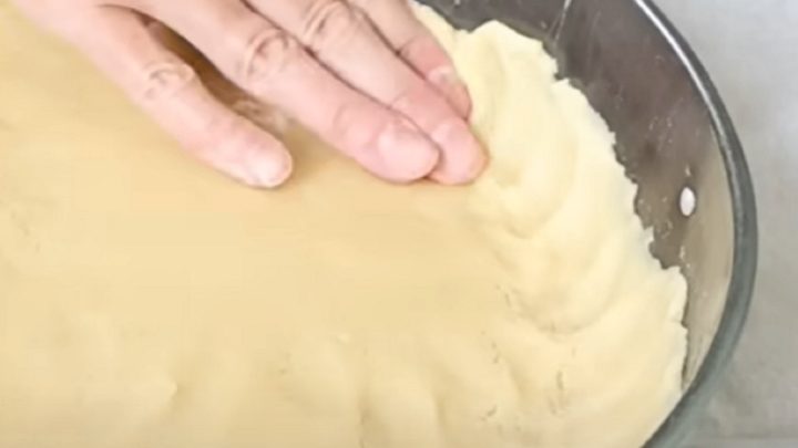 Jablečný koláč se zakysanou smetanou