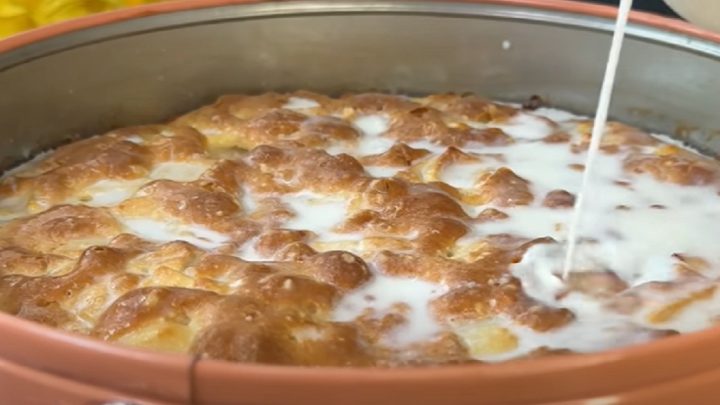 Líný jablečný koláč vlhčený mlékem