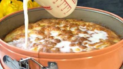 Líný jablečný koláč vlhčený mlékem