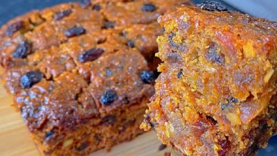 Koláč s kandovaným ovocem a kokosem