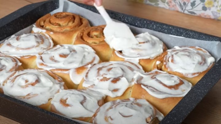 Skořicové šneky s jablky a krémem