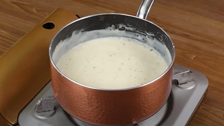 Pečené brambory se slaninou a bešamelem