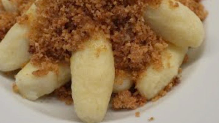 Šišky se strouhankou a mletou skořicí