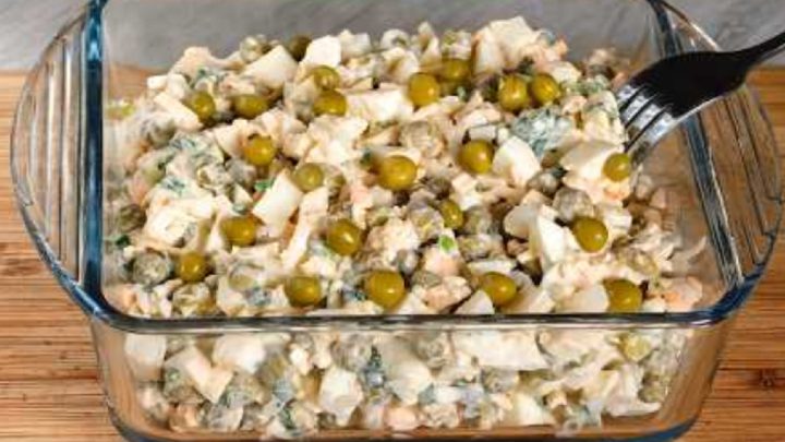 Milánský salát s vejci, zeleninou a sýrem