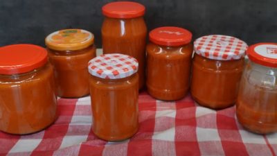 Domácí rajčatová passata s bazalkou