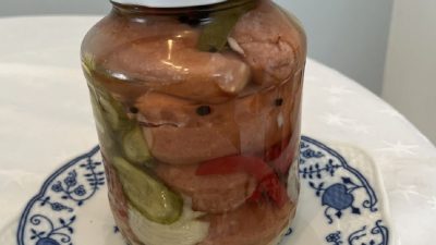 Utopenci s cibulí a feferonkami