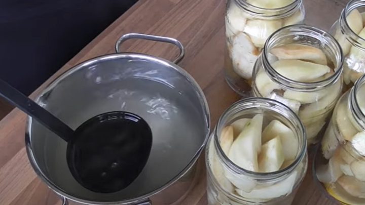 Rychlý hruškový kompot s citronem