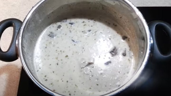 Houbová polévka s kroupami a smetanou