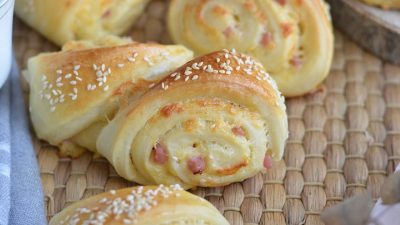 Trojúhelníčky se šunkou a sezamem