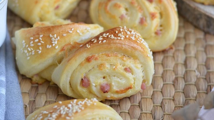 Trojúhelníčky se šunkou a sezamem Trojúhelníčky se šunkou a sezamem