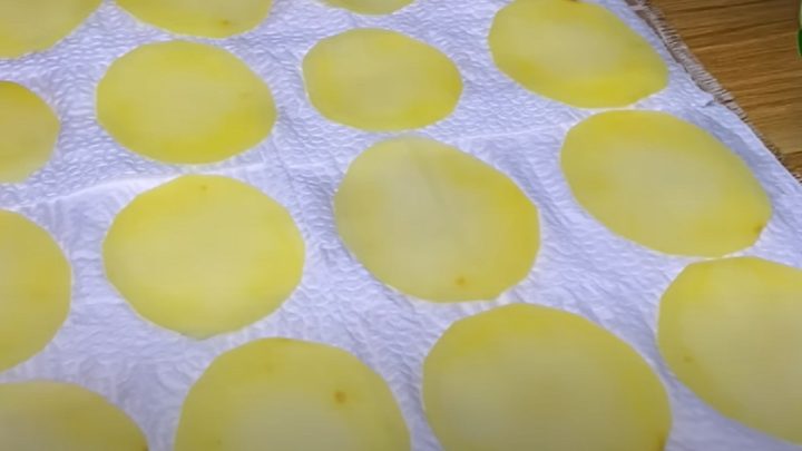 Domácí chipsy se sýrem a paprikou