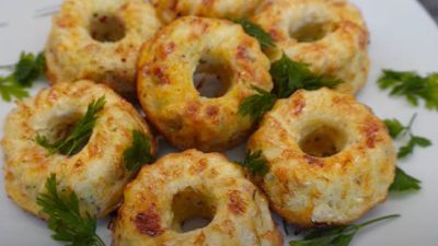 Bramborákové bábovky se salámem