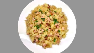 Halušky se zelím, uzeným a petrželkou