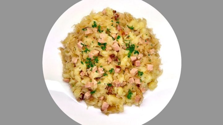 Halušky se zelím, uzeným a petrželkou