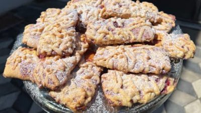 Křehké sušenky s marmeládou a strouháním