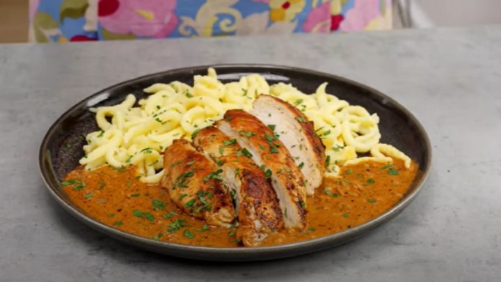 Kuře s paprikovou omáčkou a petrželkou