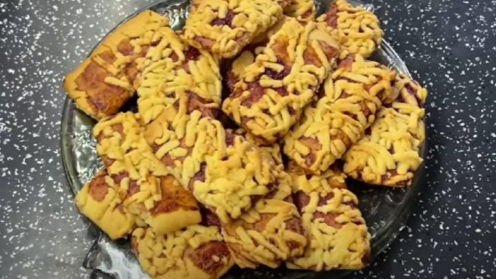 Křehké sušenky s marmeládou a strouháním