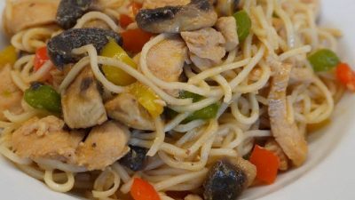 Nudle s kuřecím masem na asijský způsob