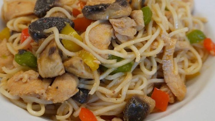 Nudle s kuřecím masem na asijský způsob