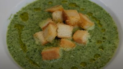 Rychlá špenátová polévka s pečenými krutony