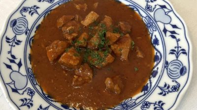 Guláš z vepřového masa s česnekem