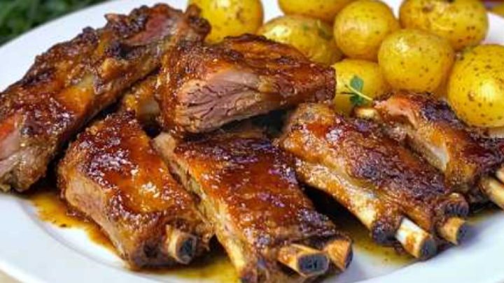 Žebra s bramborami v bylinkové marinádě