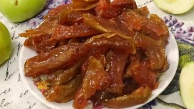 Jablka v karamelu s mletou skořicí
