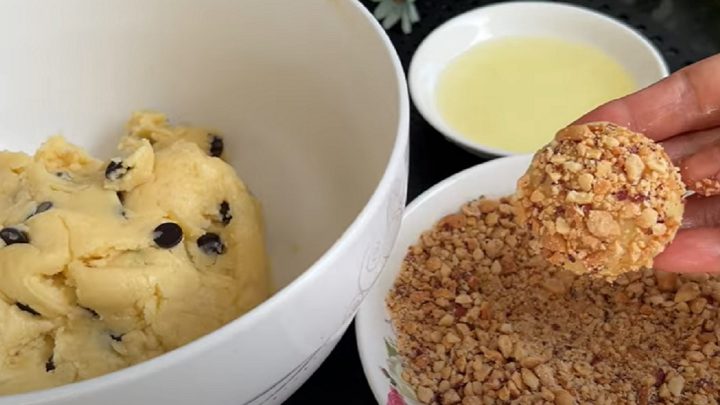 Sušenky s arašídy a kousky čokolády