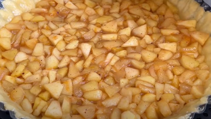 Jablečný koláč s cukrovou krustou