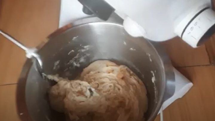 Škvarkové placky z kynutého těsta