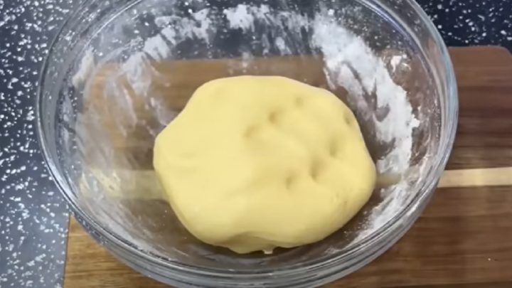 Křehké sušenky s marmeládou a strouháním