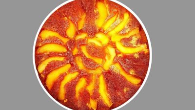 Obrácený jablečný koláč s karamelem