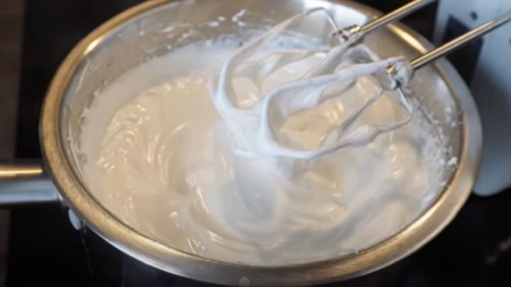 Mini Pavlova s ovocem a krémem