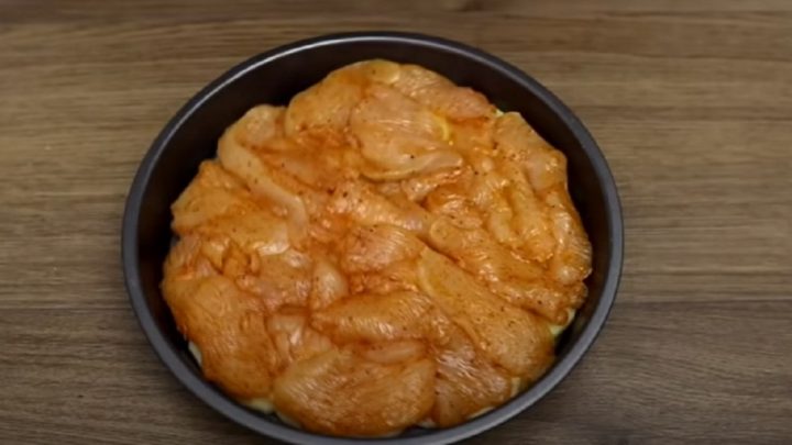 Kuřecí plátky s bramborami a rajčaty