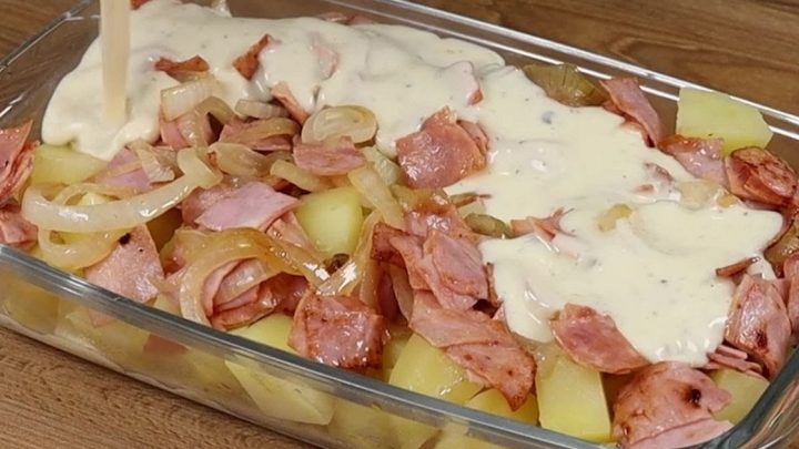 Pečené brambory se slaninou a bešamelem