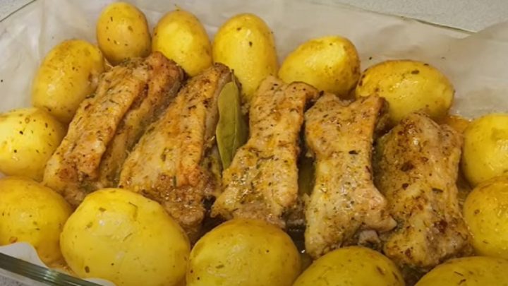 Žebra s bramborami v bylinkové marinádě