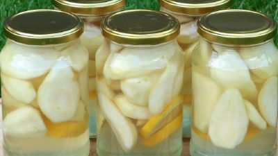 Rychlý hruškový kompot s citronem