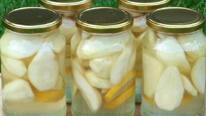 Rychlý hruškový kompot s citronem