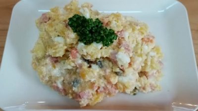 Bramborový salát se salámem a vejci