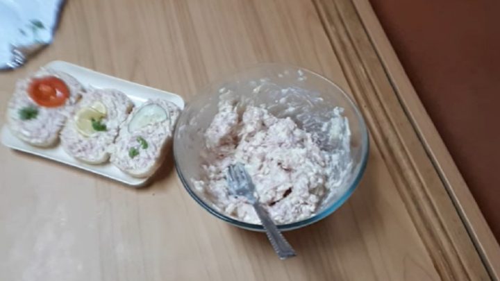 Hermelínová pomazánka se salámem