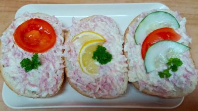 Hermelínová pomazánka se salámem