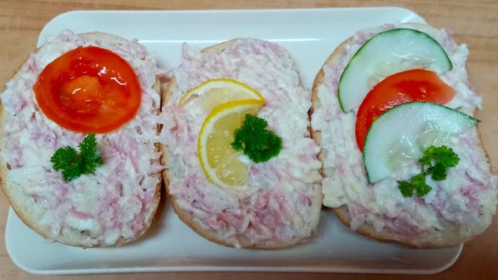 Hermelínová pomazánka se salámem